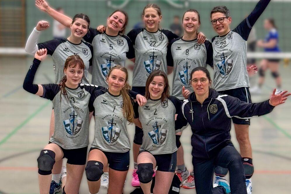 Volleyballerinnen beim Siegesfoto